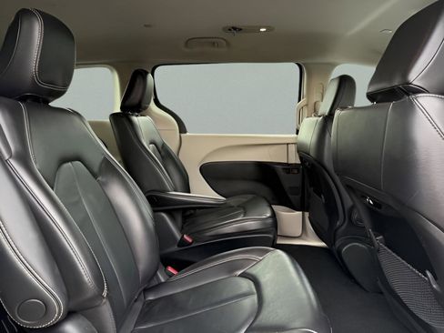 Used 2022 Chrysler Pacifica Touring-L FWD image 11