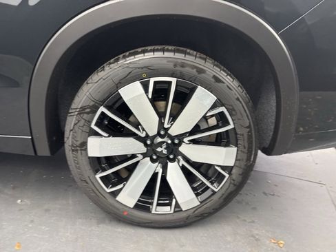 New 2025 Mitsubishi Outlander SE image 11