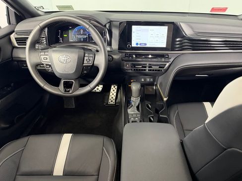 Used 2025 Toyota Camry SE image 14