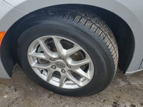 Certified 2024 Chrysler Pacifica Touring-L image 4