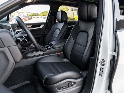 Used 2025 Porsche Cayenne image 5