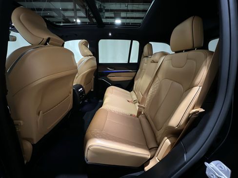 Used 2022 Jeep Grand Cherokee Summit AWD/4WD image 35