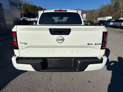 Used 2024 Nissan Frontier SV image 3