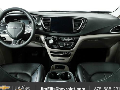 Used 2024 Chrysler Pacifica Touring-L FWD image 18