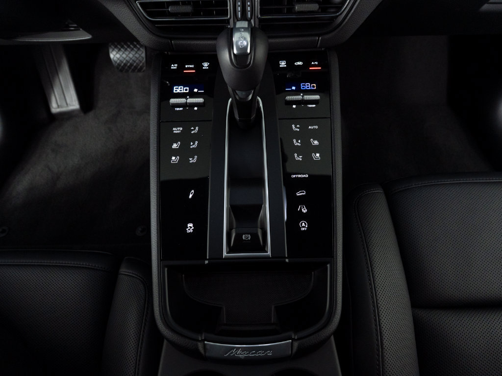 Certified 2026 Porsche Macan Turbo AWD/4WD image 27