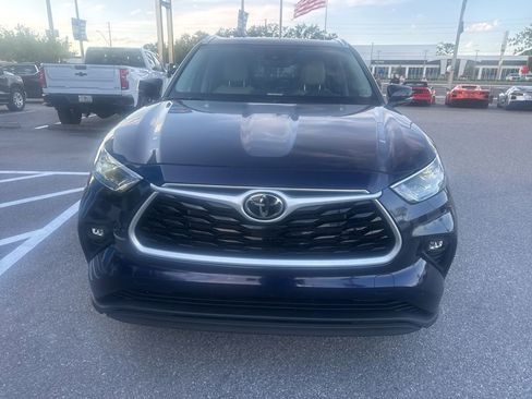 Used 2023 Toyota Highlander XLE FWD image 2
