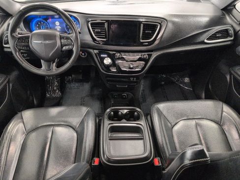 Used 2020 Chrysler Pacifica Touring-L FWD image 6