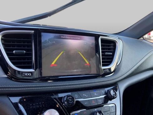 Used 2021 Chrysler Pacifica Touring-L w/ Uconnect Theater Family Group FWD image 26