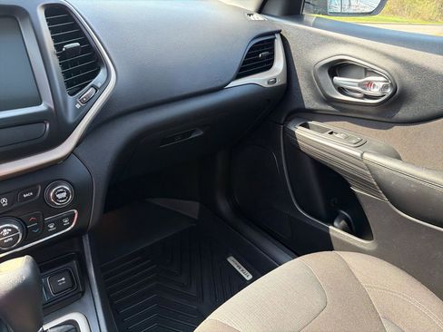 Used 2016 Jeep Cherokee Latitude w/ Comfort/Convenience Group image 17