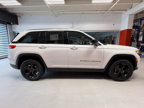 Used 2023 Jeep Grand Cherokee Altitude AWD/4WD image 11