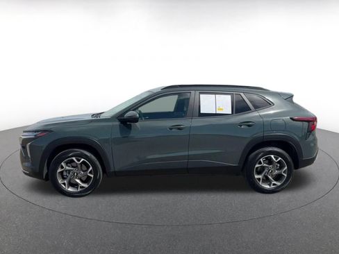 Used 2025 Chevrolet Trax LT FWD image 8
