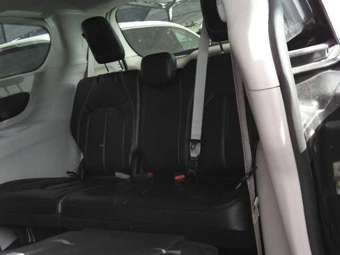 Used 2023 Chrysler Pacifica Touring-L FWD image 7