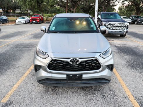 Used 2021 Toyota Highlander L FWD image 5