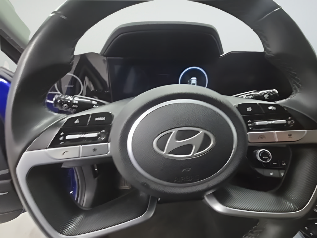 Certified 2025 Hyundai Elantra Limited FWD image 30