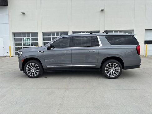 Used 2021 GMC Yukon XL Denali w/ Denali Premium Package image 6