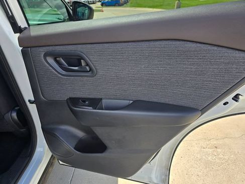 Used 2023 Nissan Rogue S AWD/4WD image 13