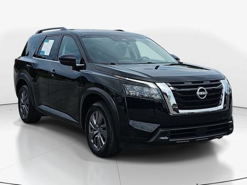 Used 2025 Nissan Pathfinder SV FWD image 3