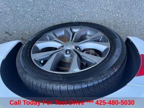 Used 2017 Chrysler Pacifica Limited w/ Tire & Wheel Group FWD image 12