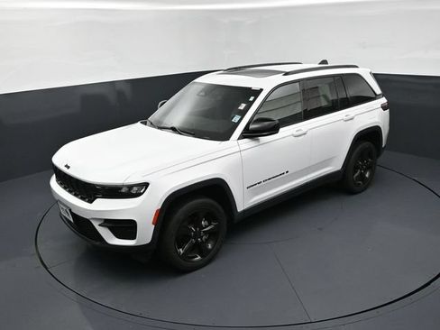 Used 2023 Jeep Grand Cherokee Altitude AWD/4WD image 14