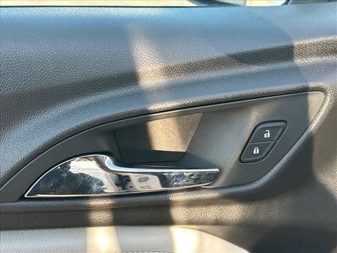 Certified 2025 Chevrolet Trax LT w/ Driver Confidence Package FWD image 19