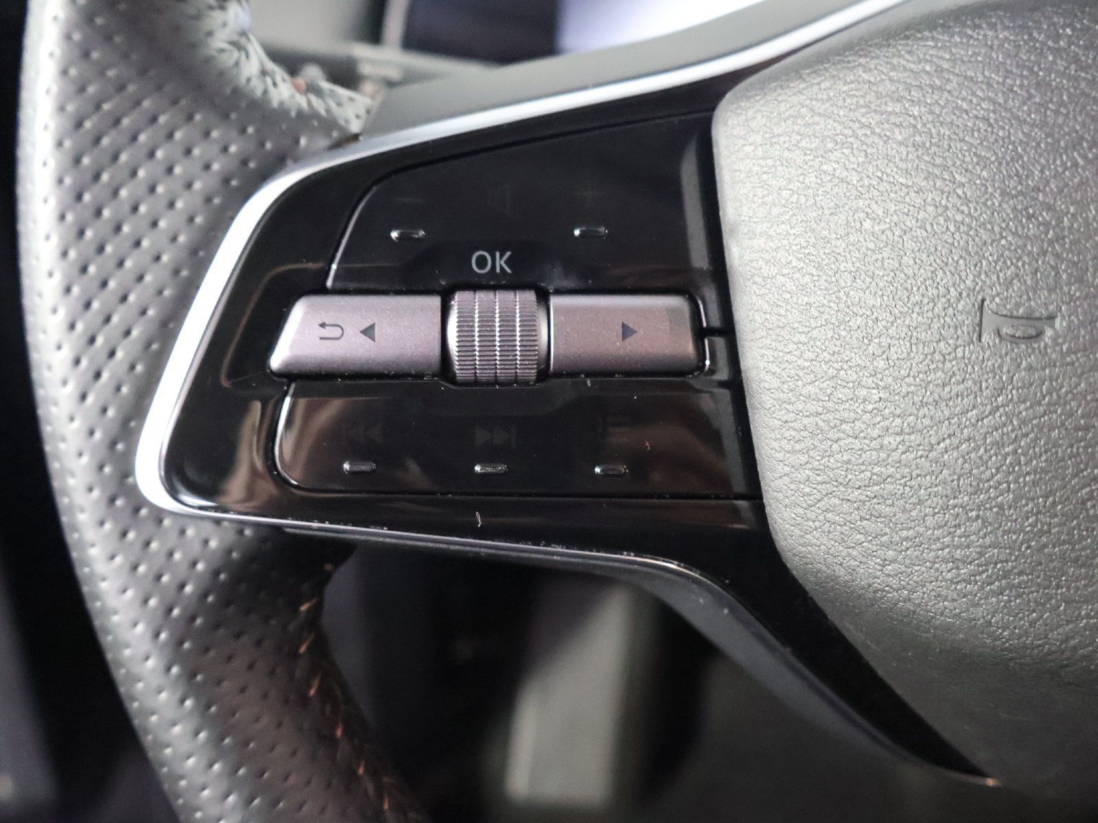 Used 2023 Nissan Ariya AWD image 36