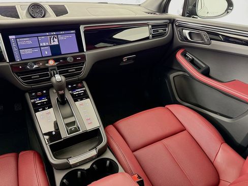 Certified 2025 Porsche Macan image 26