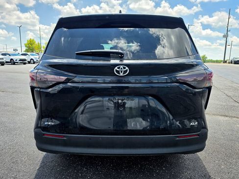 Used 2026 Toyota Sienna XLE FWD image 5