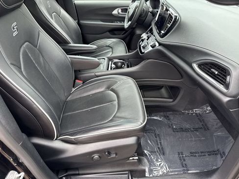 Used 2025 Chrysler Pacifica Limited FWD image 32