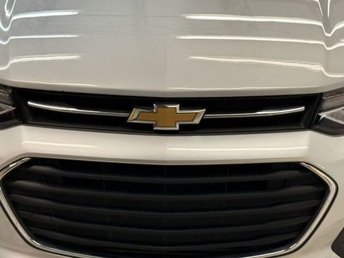 Used 2020 Chevrolet Trax LT w/ LT Convenience Package image 5