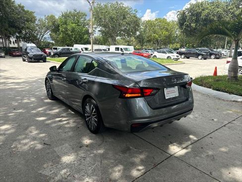 Used 2025 Nissan Altima 2.5 SV FWD image 9