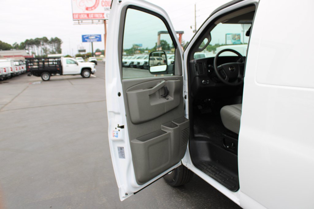 Used 2025 Chevrolet Express 3500 Extended w/ Driver Convenience Package RWD image 25
