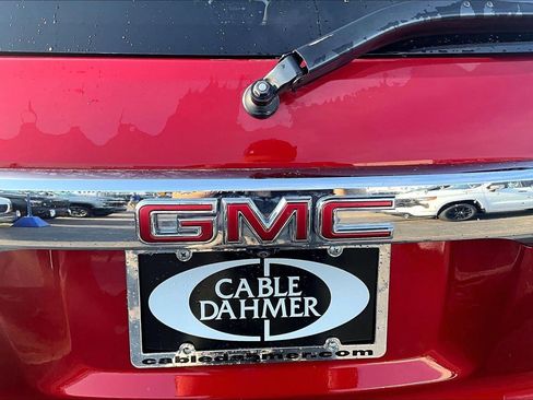 Used 2022 GMC Acadia SLT w/ Preferred Package FWD image 6