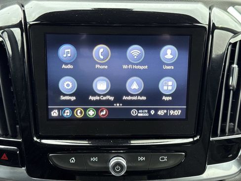 Used 2023 Chevrolet Traverse LT image 3