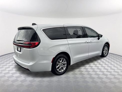 Used 2024 Chrysler Pacifica Touring-L image 5