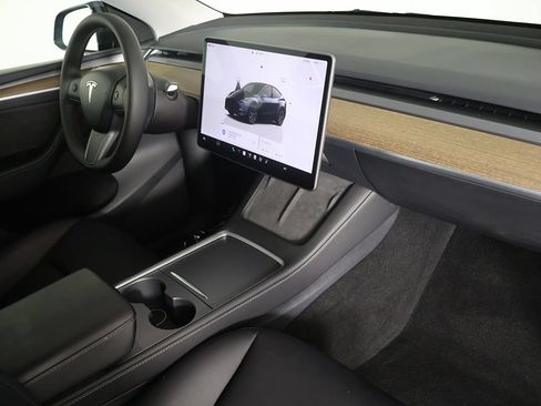 Used 2024 Tesla Model Y Long Range RWD image 36