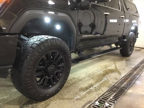 Used 2021 GMC Sierra 2500 Denali w/ Denali Black Diamond Edition image 14