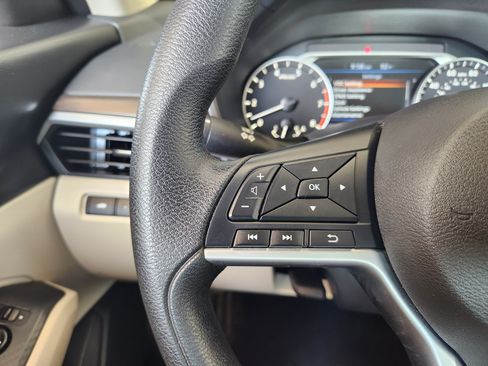 Used 2025 Nissan Altima 2.5 SV FWD image 29