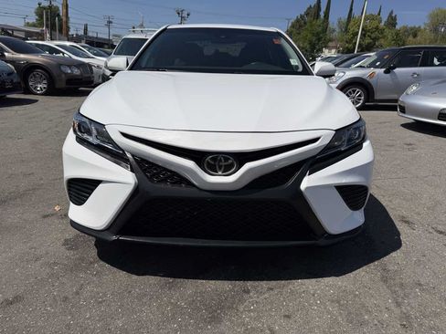 Used 2018 Toyota Camry SE FWD image 2