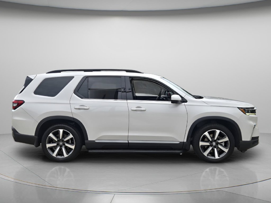 Certified 2025 Honda Pilot Touring image 3