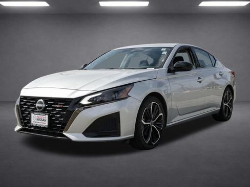 Used 2024 Nissan Altima 2.5 SR FWD image 9