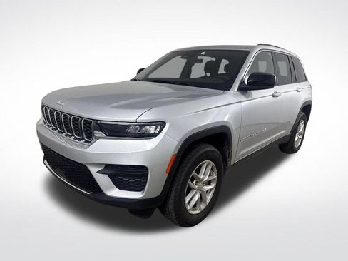 Used 2025 Jeep Grand Cherokee Laredo X w/ Luxury Tech Group I RWD image 17