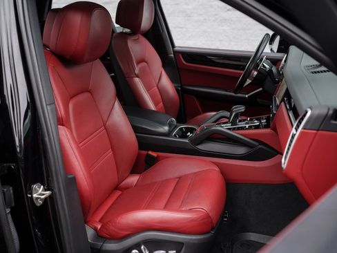 Used 2020 Porsche Cayenne image 23