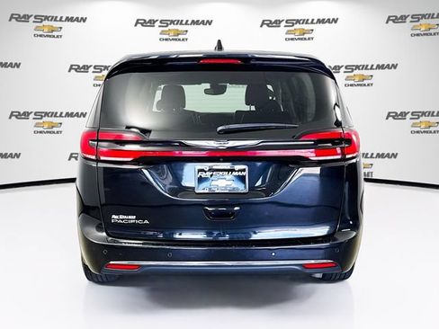 Used 2023 Chrysler Pacifica Touring-L FWD image 6