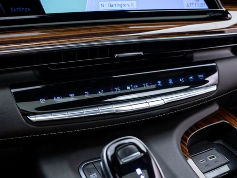 Certified 2021 Cadillac Escalade Premium Luxury AWD/4WD image 31