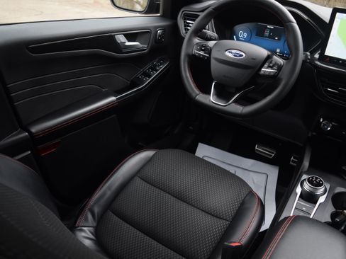 Used 2023 Ford Escape ST-Line Select w/ Tech Pack #2 image 2