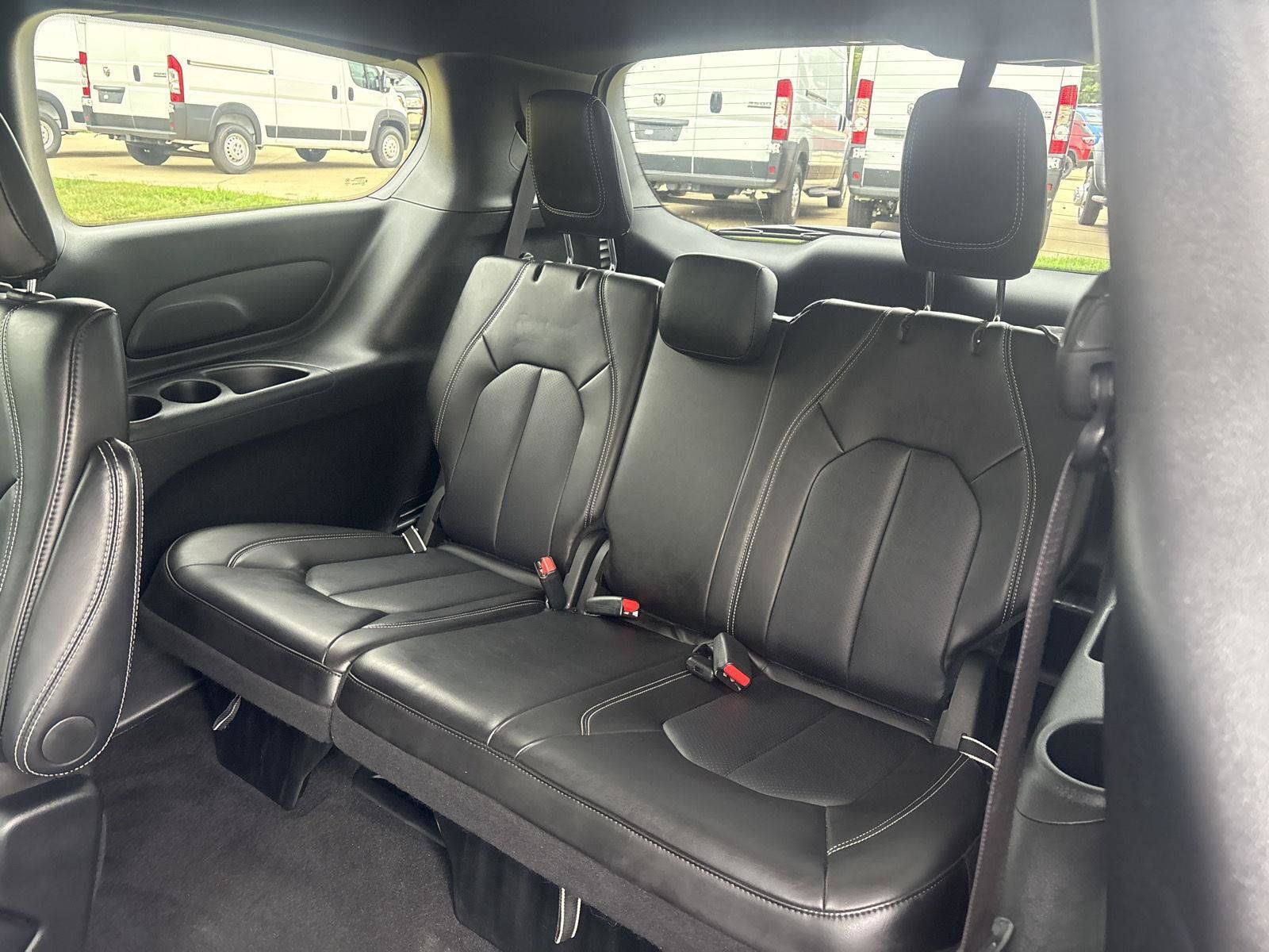 Used 2026 Chrysler Pacifica Select FWD image 11