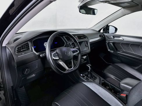 Used 2024 Volkswagen Tiguan SE w/ Panoramic Sunroof Package FWD image 10