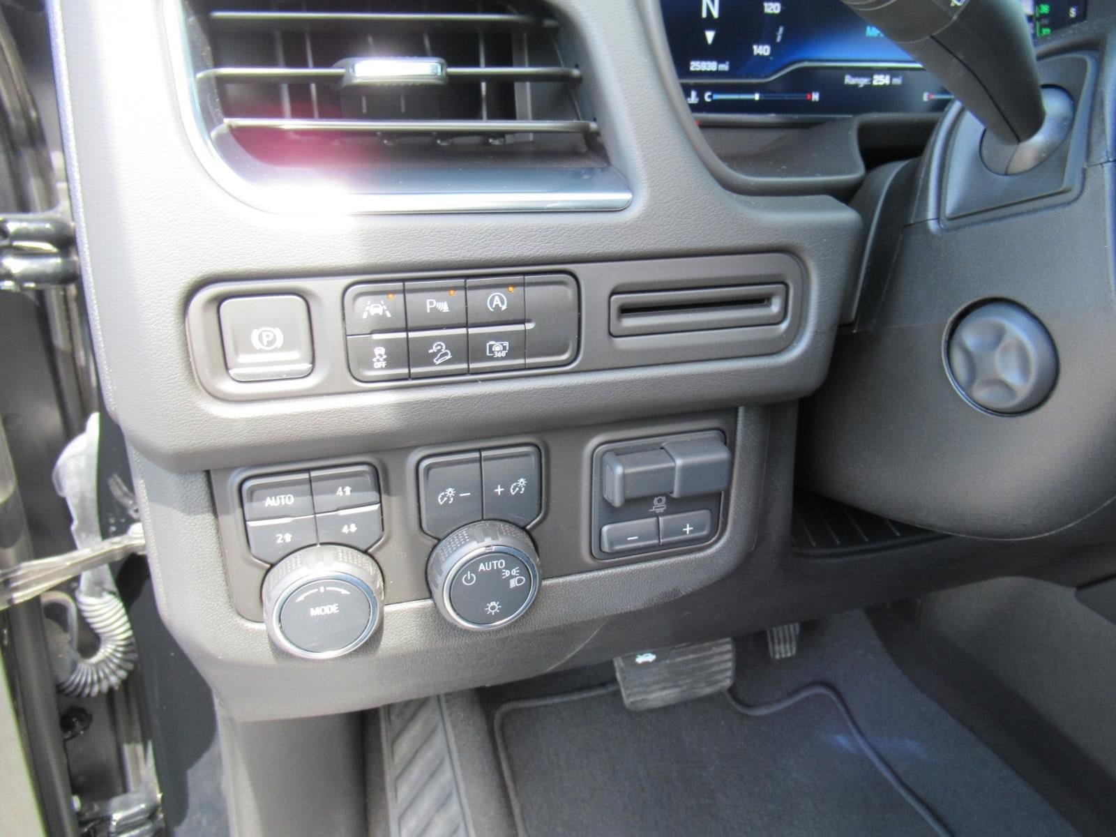 Used 2023 Chevrolet Suburban Z71 w/ Luxury Package AWD/4WD image 17