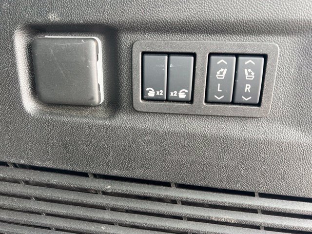 Used 2025 GMC Yukon XL Denali AWD/4WD image 31