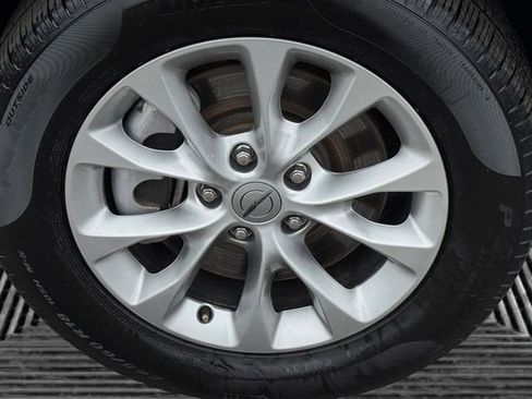 Used 2025 Chrysler Pacifica Select AWD/4WD image 10